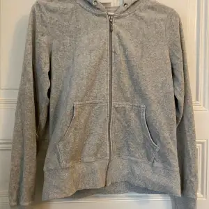 Superfin zip up hoodie från Cubus💗 den har en liten fläck vid dragkjedian som knappt syns💕