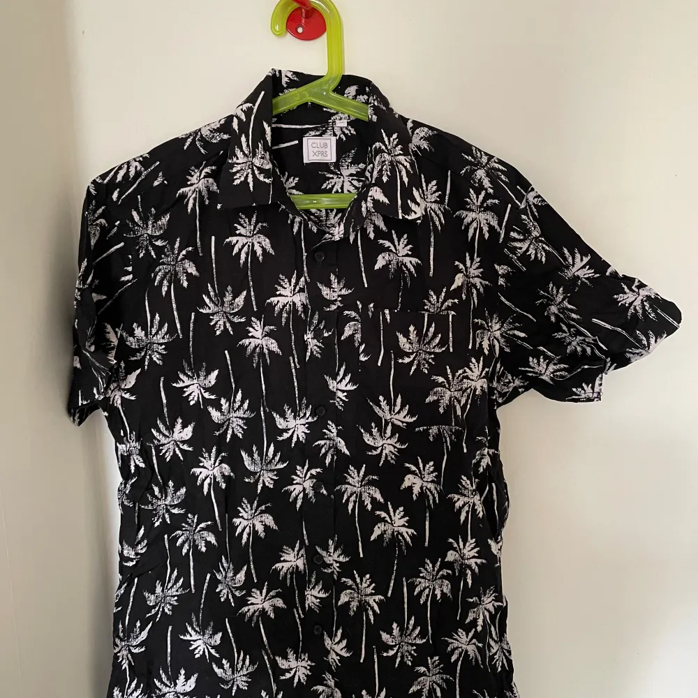 Svart sommar skjorta med palmer på. Vet inte vart den är köpt. Frågor? Skriv bara till mig☺️. Skjortor.