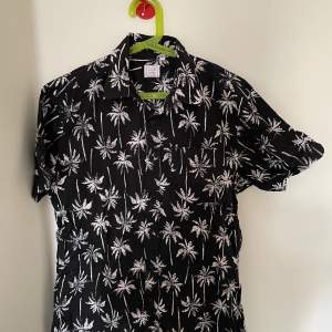 Svart sommar skjorta med palmer på. Vet inte vart den är köpt. Frågor? Skriv bara till mig☺️