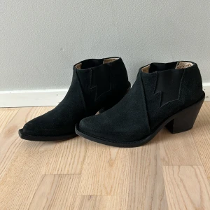 Boots från Bald stlk 37 - Boots från märket Bald. Mocka Färg: svart Storlek: 37  Använda men i bra skick, skulle behöva klackas om.