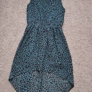 En fin marinblå leopardmönstrad tunn klänning som jag aldrig har använt. Den kommer från H&M och är stl 152. Är förhandlingsbar.