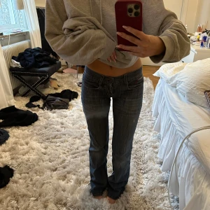 Lågmidjade jeans - Lågmidjade jeans, jätte fina men används inte längre! Storlek W25 L32. Superfina och bra skick. Midja är 36cm tvärs över och innerbenslängden 77cm. Jag är 1,60 för referens💞 uppskattar till en strl 34-36