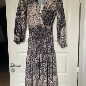 Helt ny klänning  - Jättefin klänning från Timiami.  