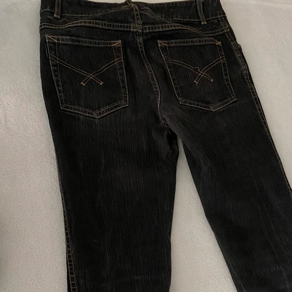 Säljer dessa lågmidjade jeans i storlek 38 för 100kr, använt den ett par gånger💞  (Priset kan diskuteras). Jeans & Byxor.