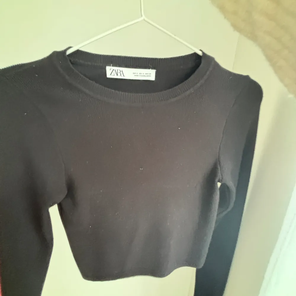 Sjukt snygg typ tjockare bomull svart tröja från Zara!❣️Croppad typ💞 Knappt använd och bra skick💕💕. Tröjor & Koftor.