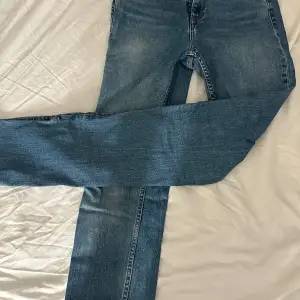 Högmidjade jeans med slits på båda benen