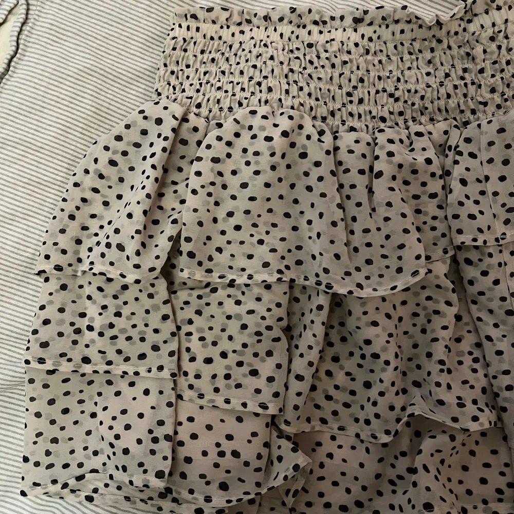 Jättefin kjol perfekt till sommaren, helt ny med lappen kvar!💗storlek 158/164 men passar bra som xs/s. Kjolar.