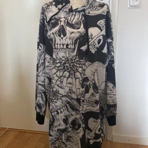 Hoddie klänning  - En lång hoddie klänning med coolt tryck   Jag är 179 och den går till mid thigh  Den har också lite rosa färg på luvan men inte något som syns när man har på sig den