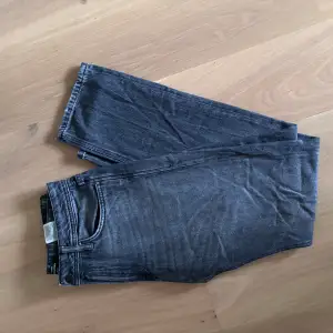Tja säljer dessa snygga gråa jack&jones jeans eftersom växt ut och bytt stil😀 Skicket är mycket bra och är som nyskick eftersom nästan aldrig användes👍 strl W27 L32👖pris:349kr