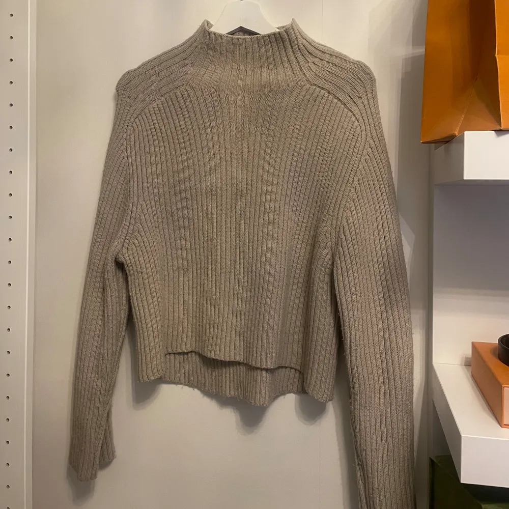 Säljer denna biega stickade tröja från hm🤍. Tröjor & Koftor.