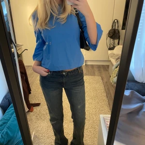 Blå topp/blus - Säker denna klarblå topp/blus. Super vårig och fin, använd fåtal ggr. Hör av dig vid frågor, psriförslag mm 🥰