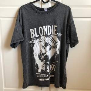 En grå t-shirt med Blondie tryck. Knappt använd och i gott skick! Är oversized i modellen. Jag säljer alla mina varor för under 150kr!!!