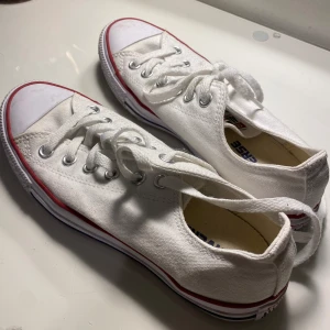 Converse 38 - Converse skor köpta secondhand men aldrig använda av mig, väldigt bra skick!!  (Tredje bilden är tejp som går att pilla bort, satt på när jag köpte skorna som en markering)