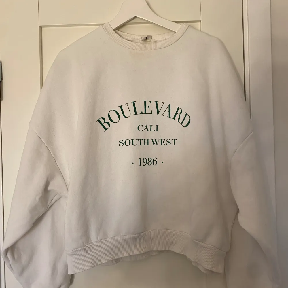 Vit sweatshirt med fint tryck! Använd 1-2 gånger så väldigt bra skick🤍Köpt på Nelly. Hoodies.