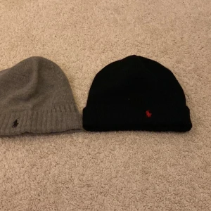 Ralph Lauren Mössor - Fina Ralph Lauren mössor säljs.  Passar barn/ungdom men kan inte säga exakt ålder.  150kr/mössa  Frakt är ett alternativ men då betalar köparen för frakten :)