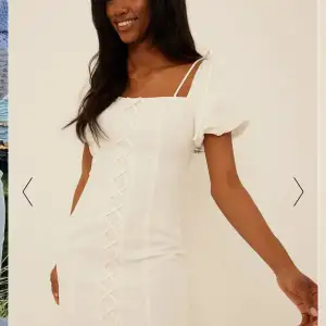 En jätte fin vit student klänning till sommaren, kort och tajt i storlek 36 Var för liten för mig Prislapp kvar