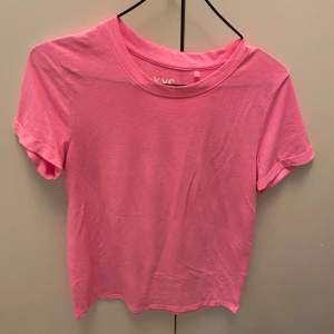 En nion rosa tshirt i skönt material, använd ett fåtal gånger, i storlek xxs men passar s-xs, kan mötas upp i Uppsala eller skicka på post men då står köparen för frakt 