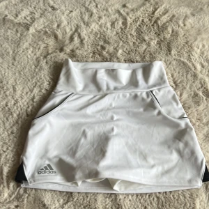Tenniskjol  - Vit tenniskjol med inbyggda shorts, använd 1 gång, mycket bra skick