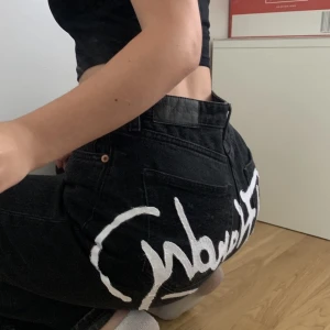 DIY Ed Hardy - Ed Hardy Jeans som jag sitter själv. Texten har jag sett på ett par jeans som jag hade. 