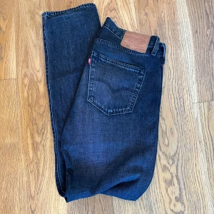 Levis 501 - Vanliga 501 i en riktigt snygg grå fadead tvätt. Toppskick!