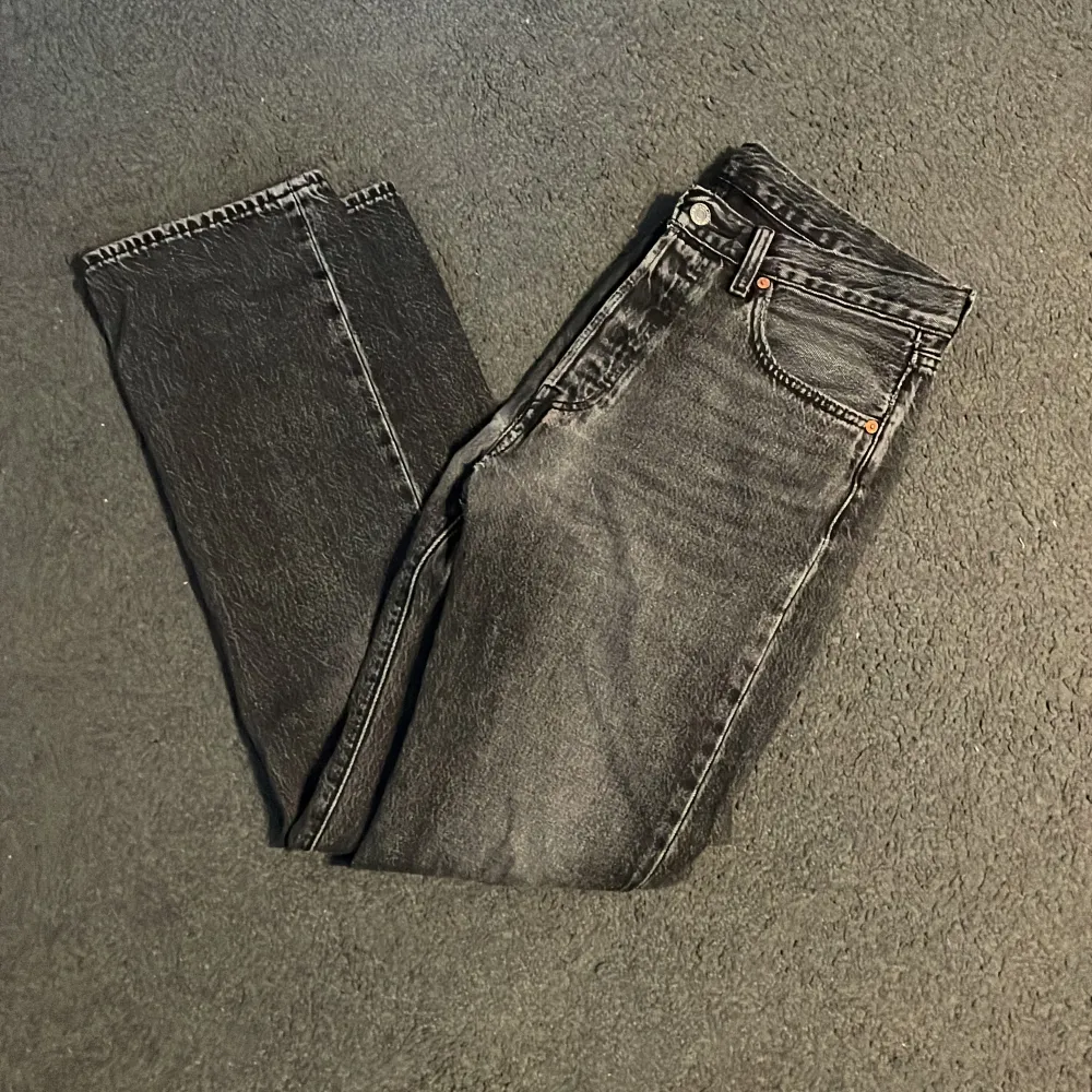 W32 L32 säljer mina svarta Levis 501, använda ett par gånger därmed priset. Jeans & Byxor.