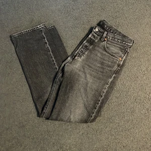 Svarta Levis 501 - W32 L32 säljer mina svarta Levis 501, använda ett par gånger därmed priset