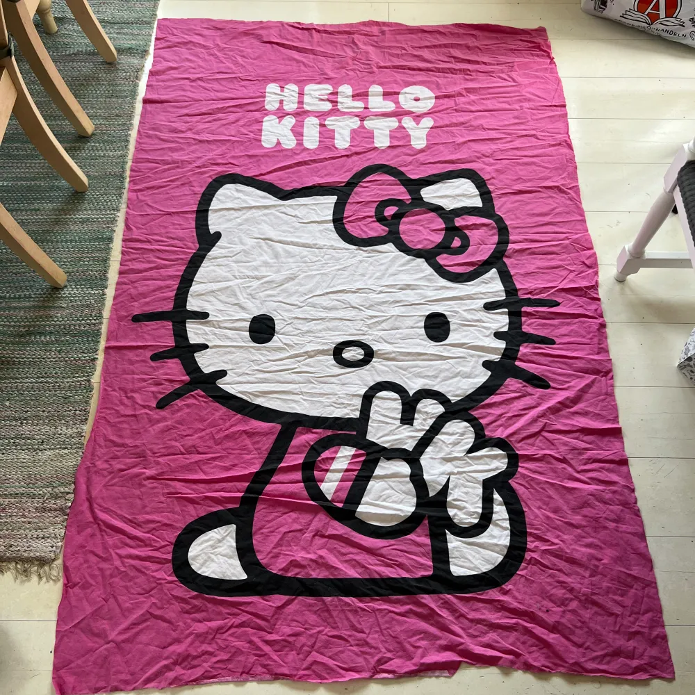Säljer detta tapestry med hello kitty motiv, perfekt för att dekorera rummet!❤️ lika stort som ett sänglakan 💕. Klänningar.