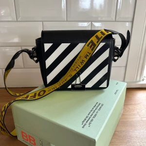 Off White väska🤍🪩 - Säljer min fina Off White väska i det klassiska svart vita monogrammet! Medium storlek, inga slitningar och fint skick!🤍Självklart äkta men inget kvitto därav priset! Skriv för fler frågor, prisförslag eller mer bilder💞