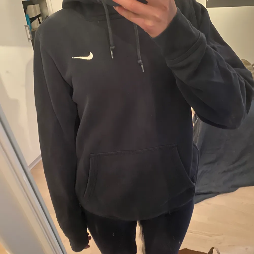 Jätteskön mörkblå Nike hoodie som tyvärr inte kommer till användning. Går att både träna i men även att ha till en snygg outfit.. Hoodies.