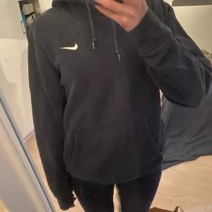 Jätteskön mörkblå Nike hoodie som tyvärr inte kommer till användning. Går att både träna i men även att ha till en snygg outfit.