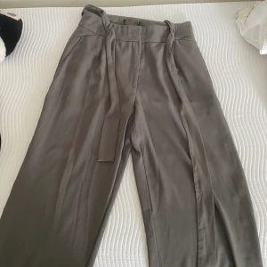 Kostymbyxor - Lite fladdrigare kostymbyxor, knappt använda.