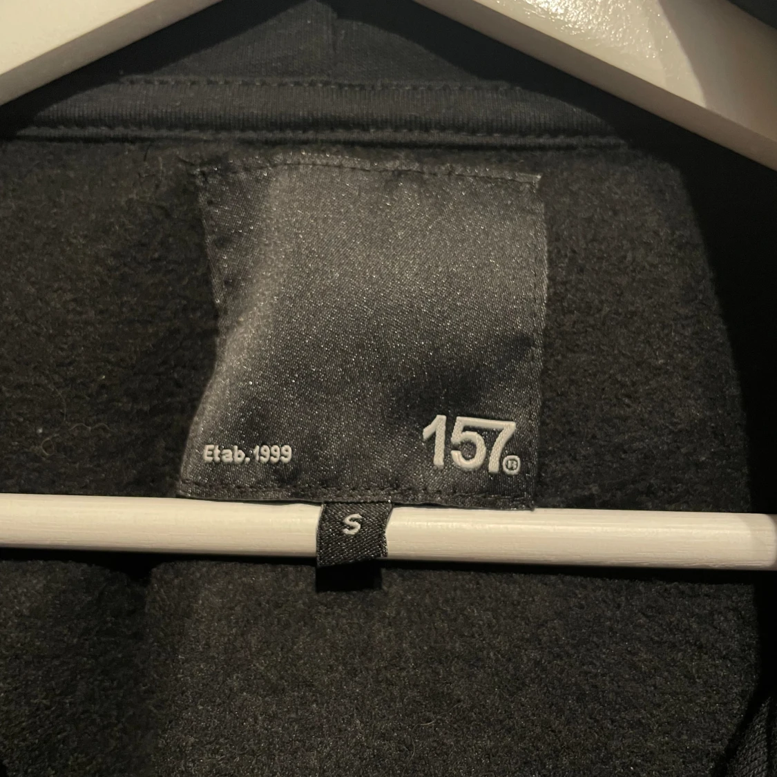 Svart huvtröja med dragkedja  - 90