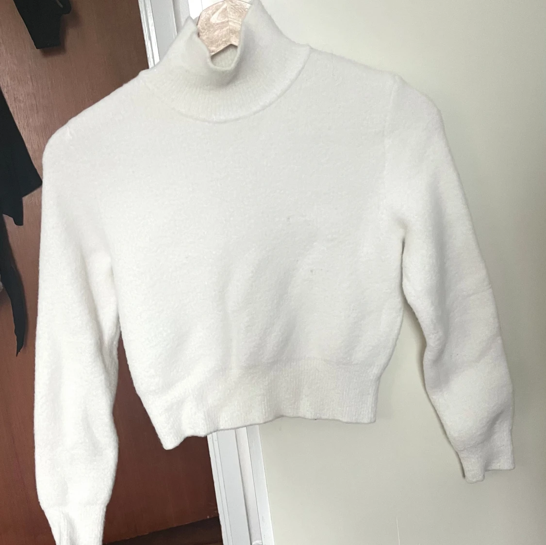 Stickad vit tröja