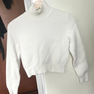 Stickad vit tröja - Finns att hämta i Uppsala, fraktas ej