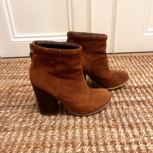 Mocka stövletter - Stövletter i äkta mocka!! Små tecken på användning men generellt i mycket bra skick. Skriv privat för mer info❤️‍🔥