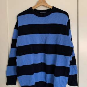 Mysig, avslappnad tjock kabelstickad drop shoulder-tröja med ränder i marinblått och blått från Brandy Melville. Den är i bra skick, endast använd 3-4 gånger och är one size.  Ursprungligt pris: 38$ (US-dollar) Obs: köparen står för frakten! 