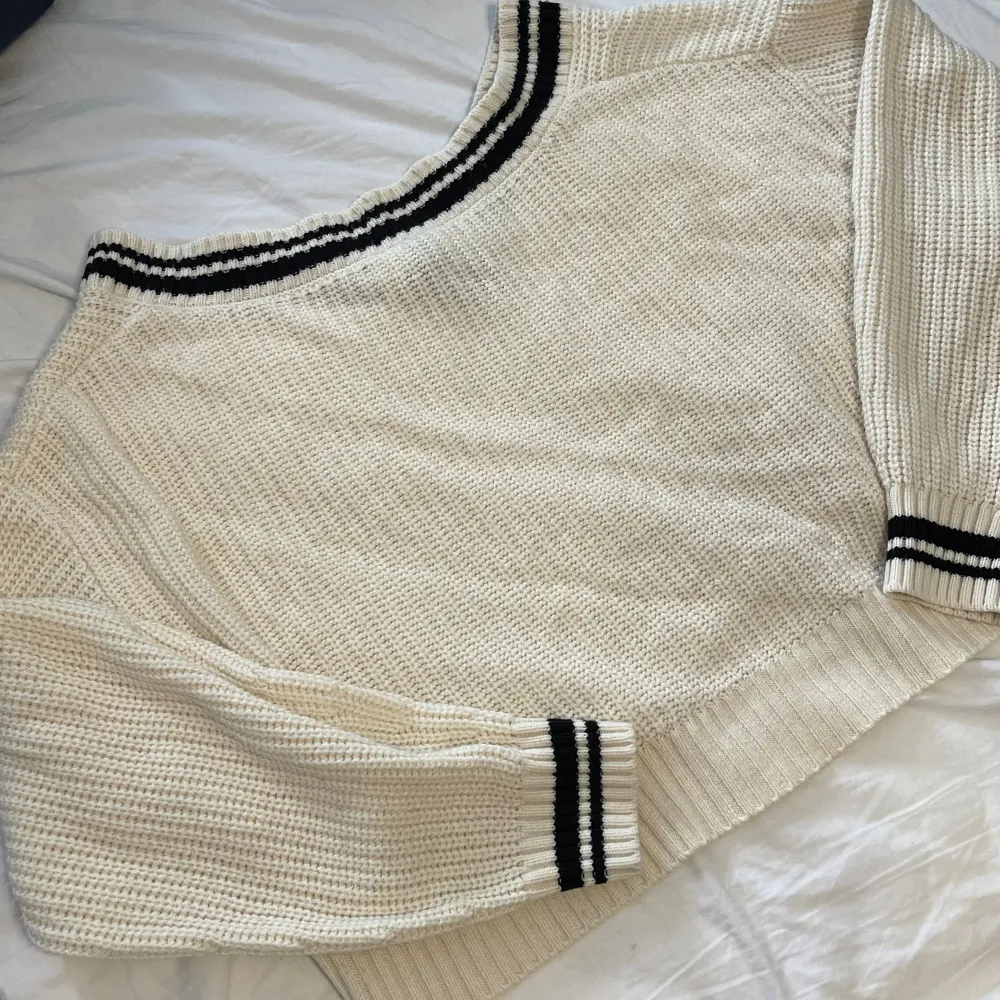 Stickad tröja i fint skick från H&M, storlek S. . Stickat.