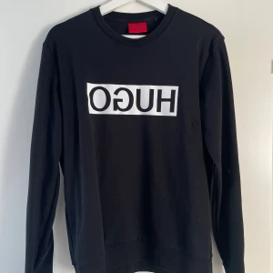 Hugo Boss Sweatshirt  - En Hugo boss sweatshirt i storlek M men passar även S. Den är inköpt från Johnells våren 2023. Bra skick och knappt använd.