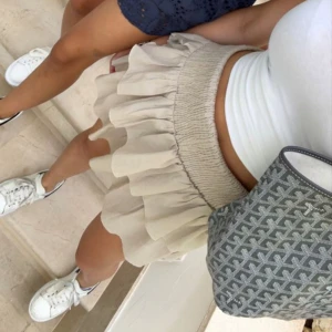 Neo noir kjol - Volangkjol från neo noir perfekt nu till vår och sommar! Knappt använd, nypris 449kr. Modell Carin r skirt, färg sand