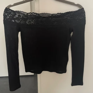 Spets topp - Off-shoulder spets topp som verkligen är så sjukt snygg men inte kommer till användning💕Vet tyvärr inte märket eller storleken då det inte finns någon lapp i den, men skulle säga xs-s
