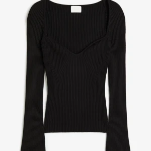 Jättefin topp - Jättefin topp från hm med utsvängda armar och ”hjärtformad” ringning