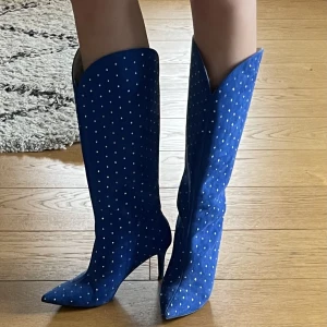 Blåa glitterklackar - Köpta på Nelly för 899kr, Strl 38. Använda en gång dock ett litet rivmärken bak längst ner på klacken men det syns knappt🫶🏼