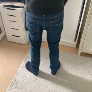 Nudie jeans - Säljer nu ett par nudie jeans i nyskick. Nästan aldrig använda fast sitter jätte fint👍🏽 Hör av dig för fler frågor!!