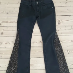 Leopard jeans  - Säljer dessa leopard jeans. Supersnygga, inga defekter alls. Midjemått 83 cm och Innebrenslängd 70💘🐆