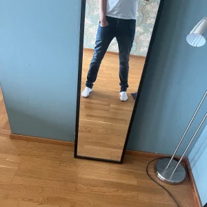 Replay anbass jeans  - Säljer nu mina feta replay jeans i storlek 31/32. Passar bra på mig som är 183. Använd fåtal gånger dock är de inget man ser.skick 10/10. Nypris 1800 mitt pris 500