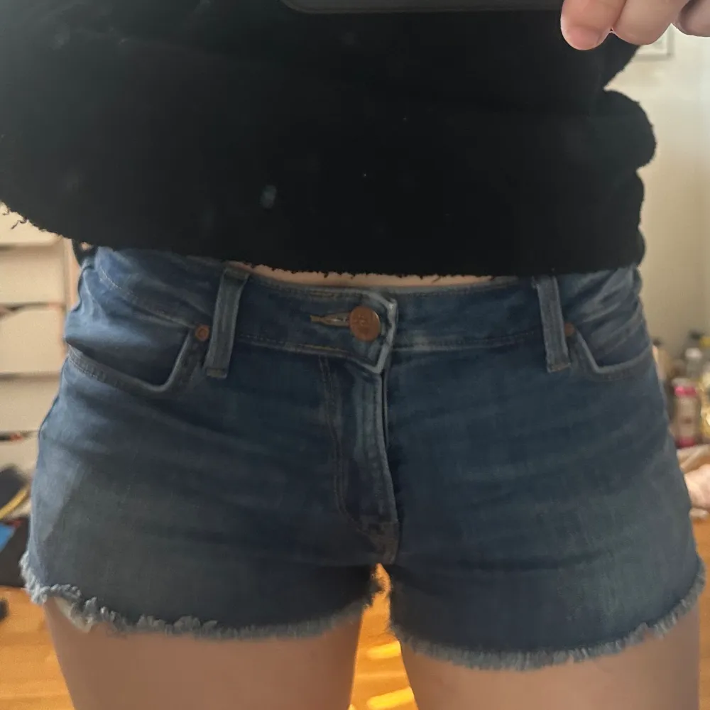 Jättesnygga lågmidjade jeansshorts från lee!! Säljs då de aldrig kommit till använding. Som nytt skick🤩 passar en Xs/s. Shorts.