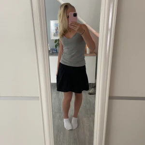 Svart kortkjol - säljer denna svarta kjolen från Lindex, väldigt söt dock är den nästan aldrig använd då den är för liten 