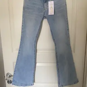 Helt nya jeans från Gina tonic passar för dig som är 1,65 och kortare pris kan biskuteras. 