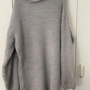 Stickad klänning från Madlady S - Fin stickad klänning med pola krage från Madlady nästan aldrig använd så den är i ett fint skick i storlek S💕  Köparen står för frakten 