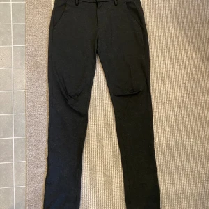 Dondup byxor  - Säljer ett par dondup byxor i storlek 28 (smal modell, passar också storlek 29). Dem är i jättebra skick och köptes till nypris på W19 för ca 3499kr. Dem är Fruktansvärt sköna och har en najs och dressad passform. Skriv om fler frågor vid fundering.